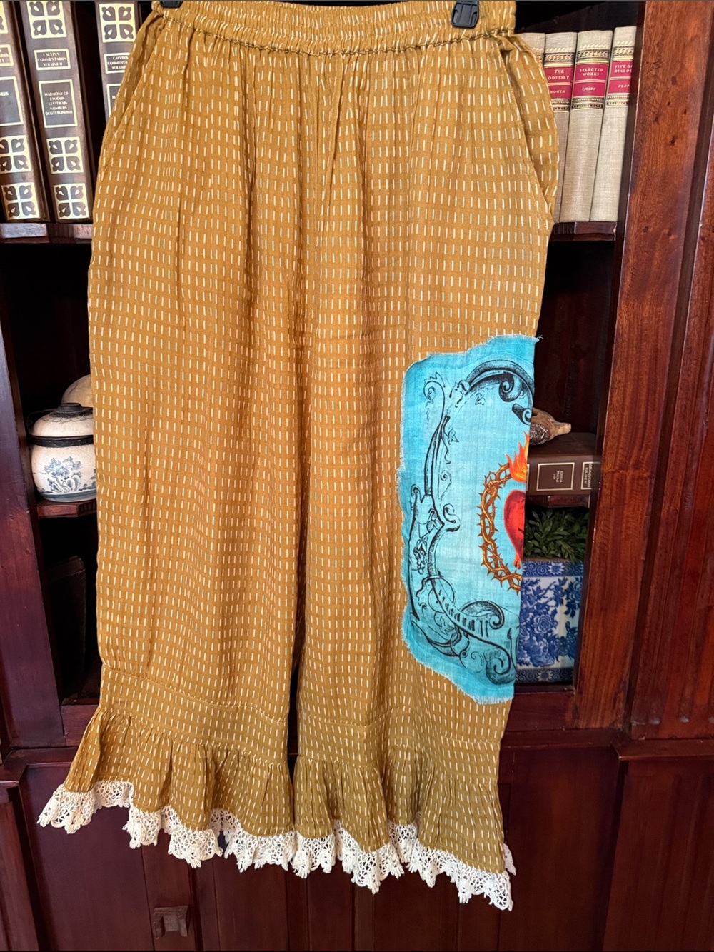 I love linen.   Super fun pants never worn. Xl.  Love the turquoise patch.